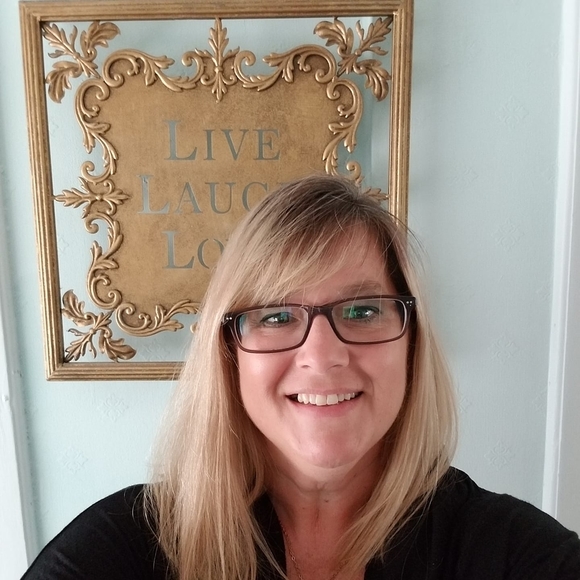 Profile Picture of Diona Morawski (@dmey99) on Poshmark