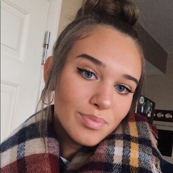 Profile Picture of Emily Ruffell (@emilyruffell) on Poshmark