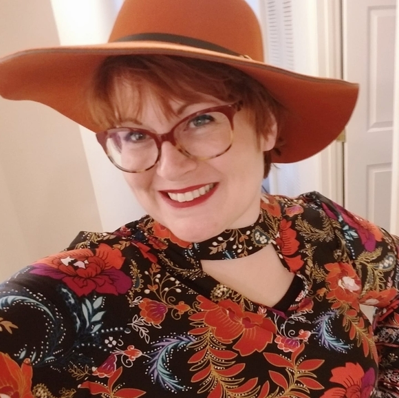 Profile Picture of Lisa Barrett (@lmartina1978) on Poshmark