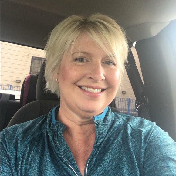 Profile Picture of Allison Dolfay (@adolfay) on Poshmark