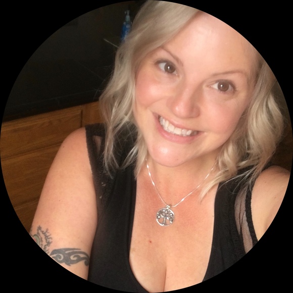 Profile Photo of Dawn Hinman (@dawn2051) on Poshmark