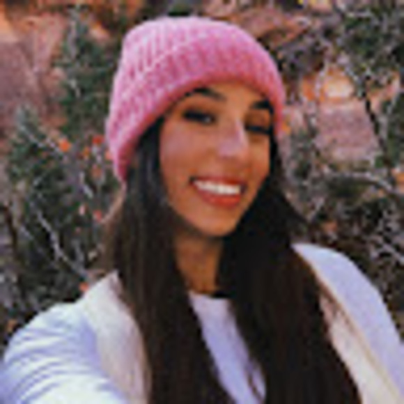 Profile Picture of Carly Clayton (@cclaytuna) on Poshmark