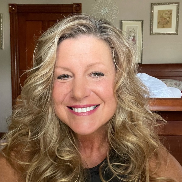 Profile Picture of Lisa Fletcher (@lisafletcher432) on Poshmark