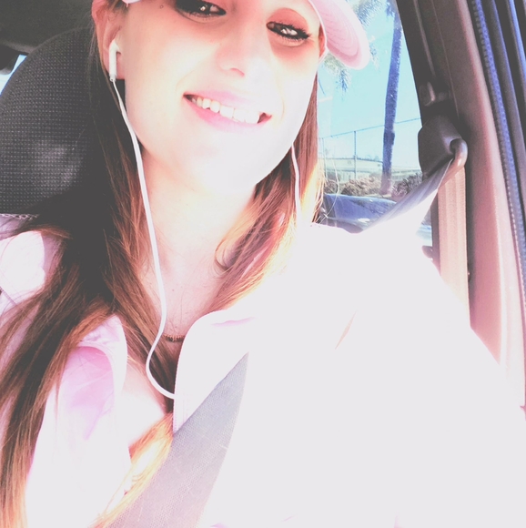 Profile Picture of Shana Hurtak (@shanahurtak) on Poshmark