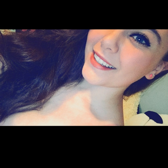 Profile Picture of Samantha Strader (@samstrader32) on Poshmark