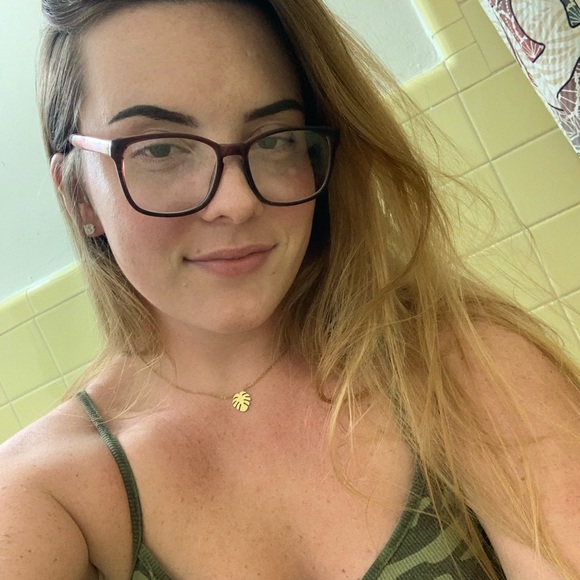 Profile Picture of Haley Ammon (@haleypatriciaxo) on Poshmark