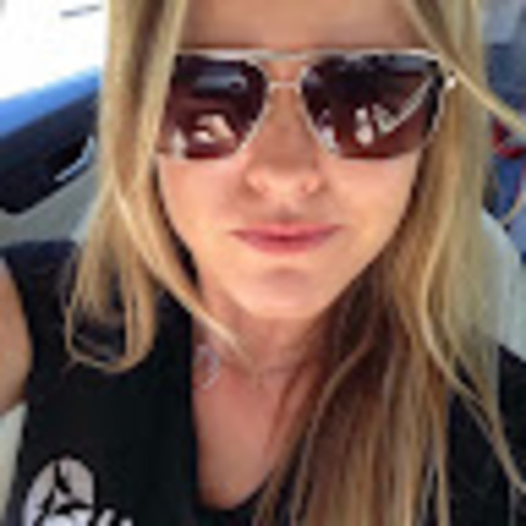 Profile Picture of Leanne Andersen (@leanneandersen) on Poshmark