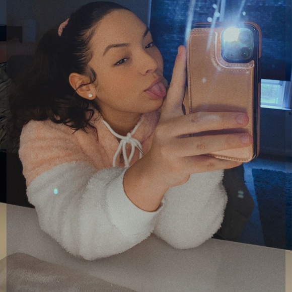 Kasey Corradi - Poshmark Profile Picture of Kasey Corradi (@kcorradi) on Poshmark