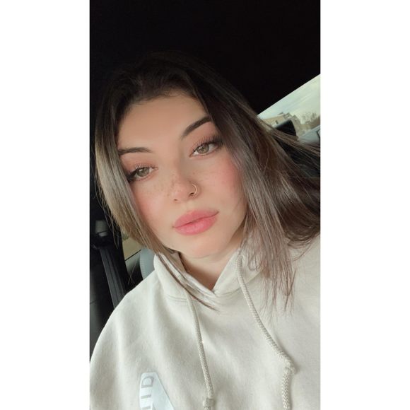 Profile Picture of Isabella Guzman (@isabella1013) on Poshmark