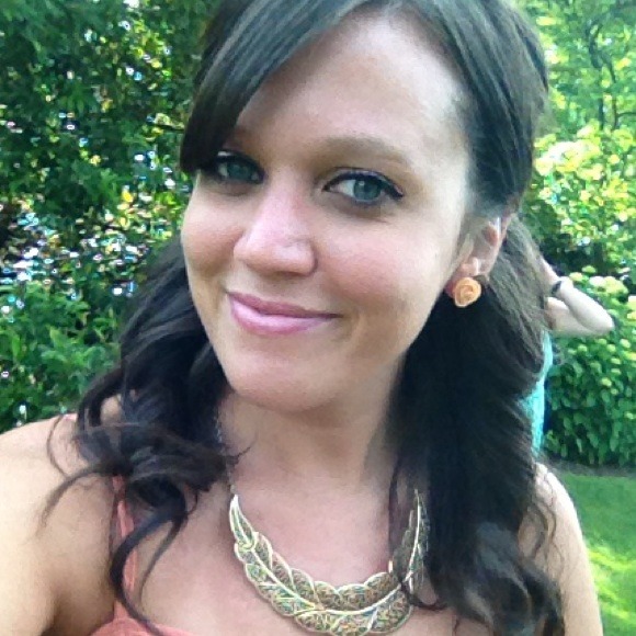 Rebecca Syverson - Poshmark Profile Picture of Rebecca Syverson (@rebeccarae) on Poshmark