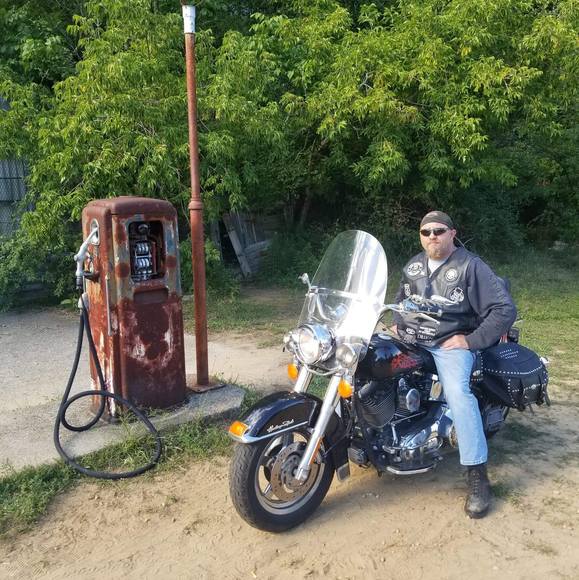 Profile Picture of Robert Ives (@robert_ives) on Poshmark