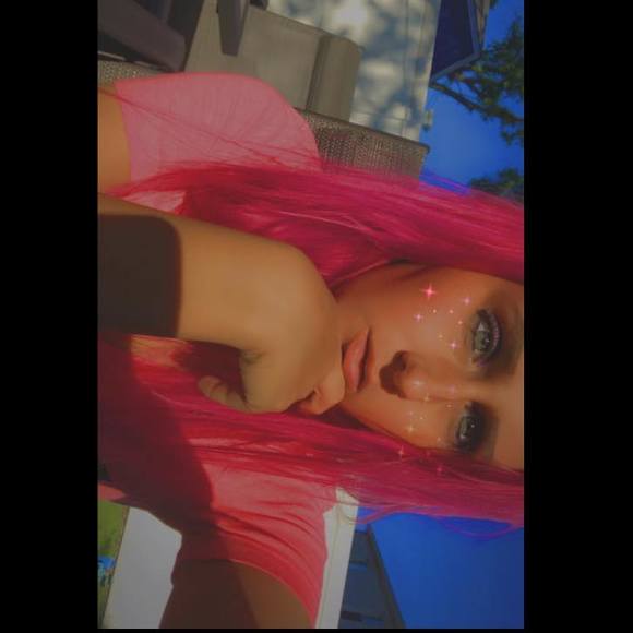 Profile Picture of Nacole Rykena (@pinklovelaugh) on Poshmark