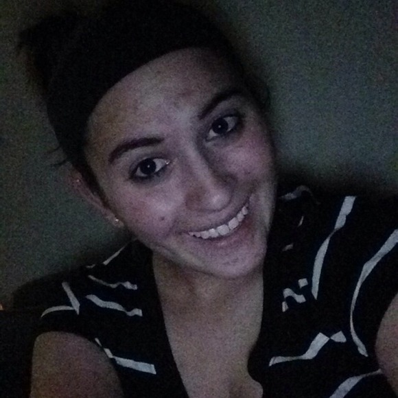 Profile Picture of Brittany Burns (@brittany051294) on Poshmark