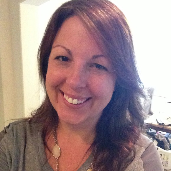 Profile Picture of Beth Thomas (@bethpics) on Poshmark