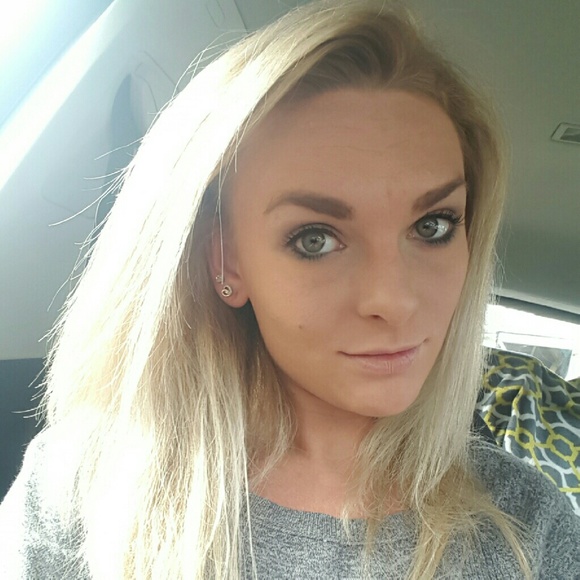 Profile Picture of Amanda Malcolm (@a_malcolm) on Poshmark