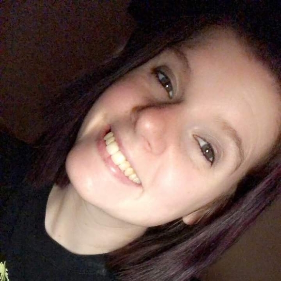 Chelsea Bordes - Poshmark Profile Picture of Chelsea Bordes (@chelsea13th) on Poshmark