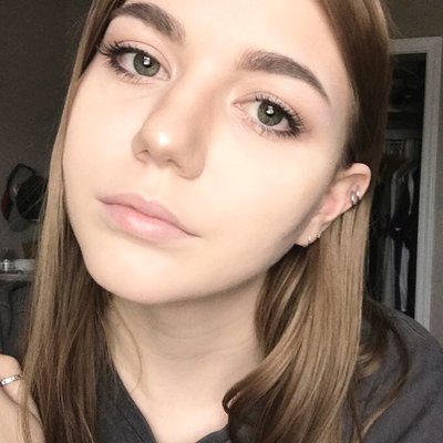 Profile Picture of Carly., (@enticeluke) on Twitter