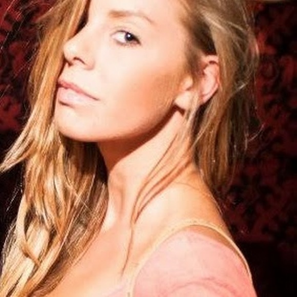 Profile Picture of Chelsea Curcuru (@chelseacurcuru) on Poshmark