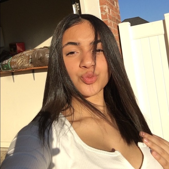 Profile Picture of Adelai Cabrera (@adelaicab) on Poshmark