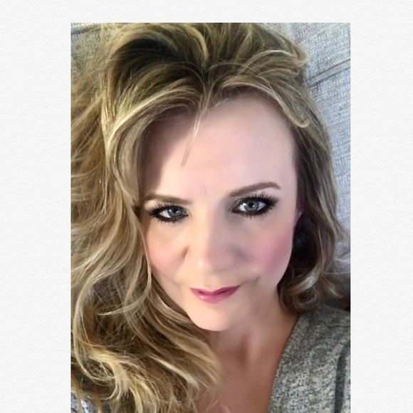 Profile Picture of Stephanie Whitmoyer (@stephysue0799) on Poshmark