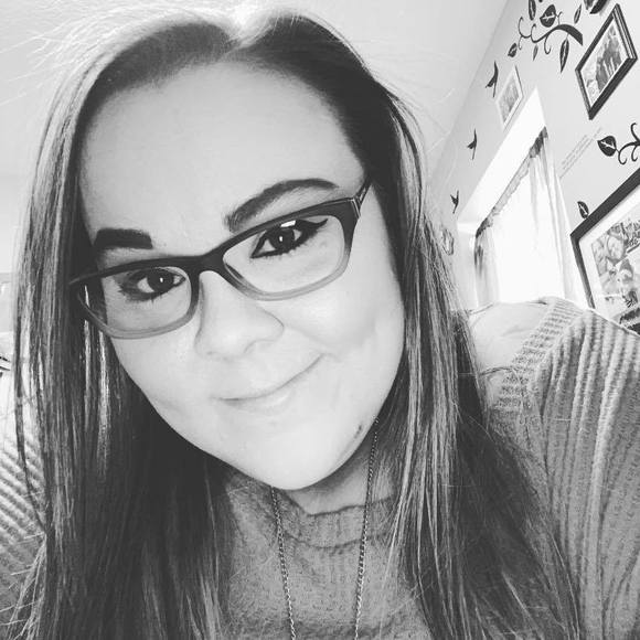 Profile Picture of Laura Waldron (@lwaldron09) on Poshmark
