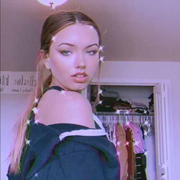 Profile Picture of Emmie Fierstine (@emmiefierstine) on Poshmark