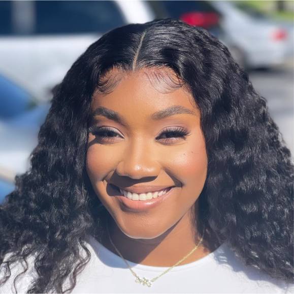 Profile Picture of Anjauné Walters (@baeeluhh_x3) on Poshmark