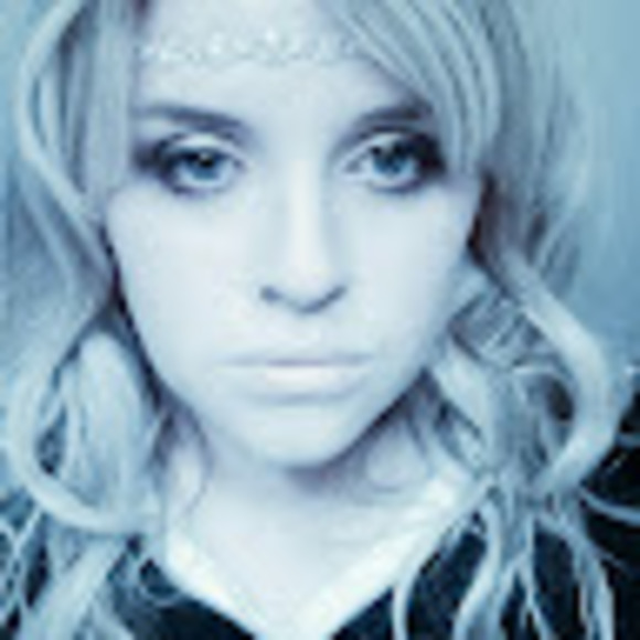 Profile Picture of Jenn Beanlands (@lazerbeans) on Poshmark