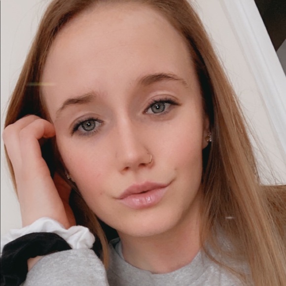 Profile Picture of Cheyenne Howe (@chowe23) on Poshmark