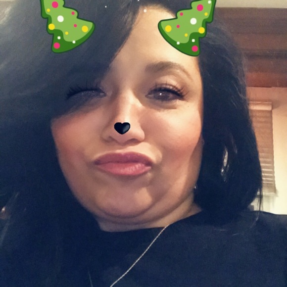 Profile Picture of Jennifer Seganos (@jenseganos) on Poshmark