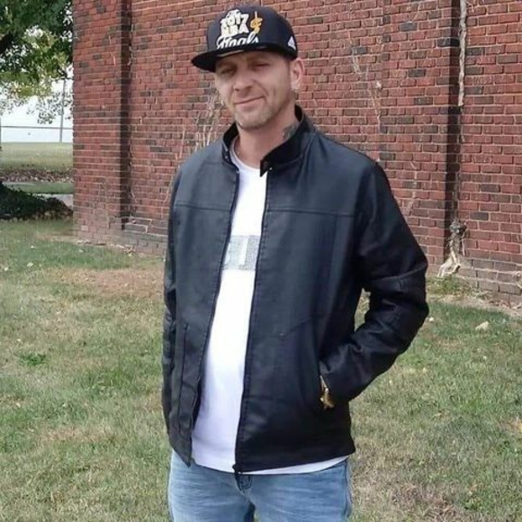 Profile Picture of Robert Wanner (@robert441978) on Poshmark
