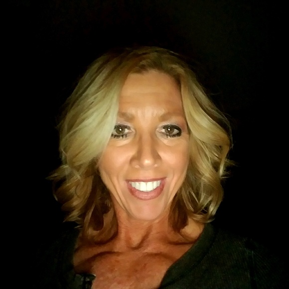 Profile Picture of Renae Verduyn (@rav1124) on Poshmark