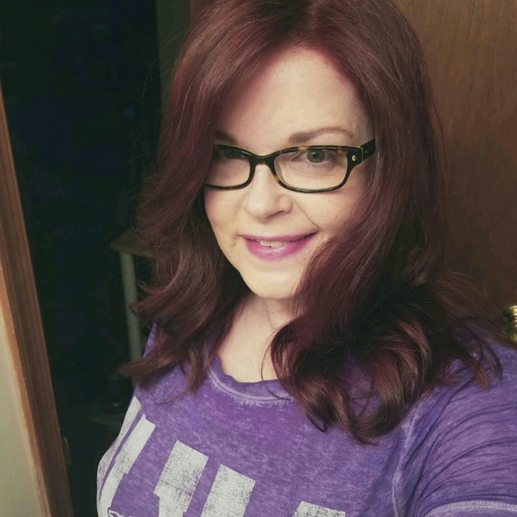 Profile Picture of Lora Furner (@lfurner) on Poshmark