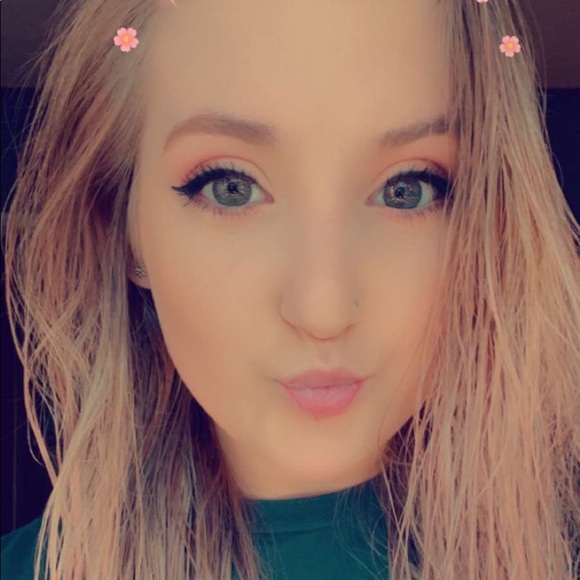 Profile Picture of ! savannah Gibson (@savxreee15) on Poshmark