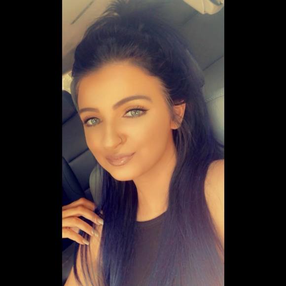 Profile Picture of Callye Goelden (@callyegoelden) on Poshmark