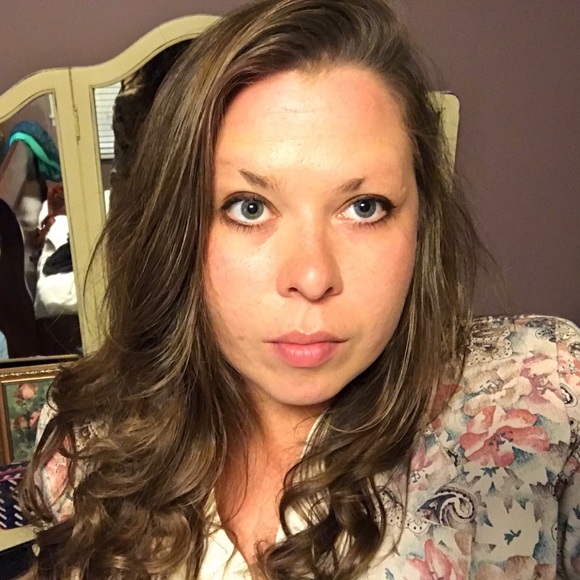 Profile Picture of Carrie Schneider (@carriejsch) on Poshmark