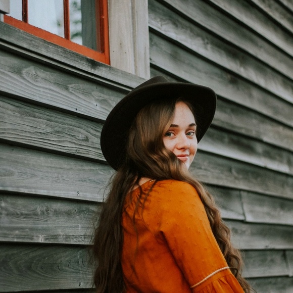 Profile Picture of Ashlyn Adams (@ashlynadams512) on Poshmark