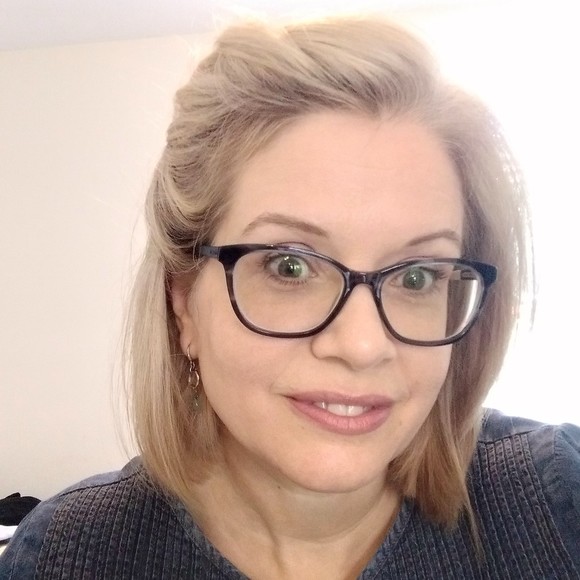 Profile Picture of Esther Smitherman (@joy4jelly) on Poshmark