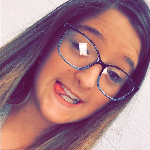 Profile Picture of Shelby Singleton (@shelbys02) on Poshmark