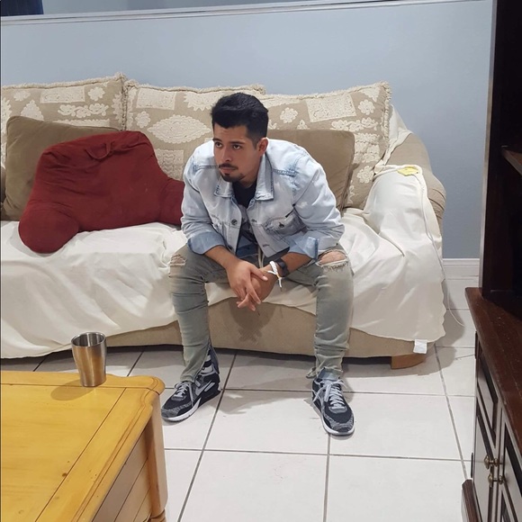 Profile Picture of Javier Quinones (@qstvrz) on Poshmark