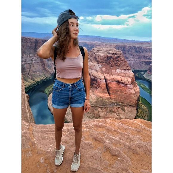 Profile Picture of Olivia Linga (@olivialinga) on Poshmark