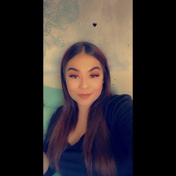 Profile Picture of Isabel Hurrle (@isaabel24) on Poshmark