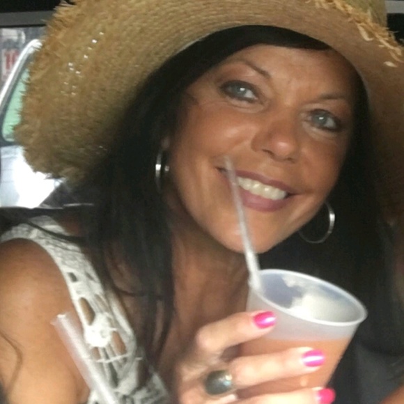 Profile Picture of Claudia Pursifull (@clglass61) on Poshmark