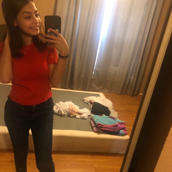 Profile Picture of Elisa Arispe (@elisaarispee) on Poshmark