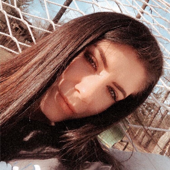 Alyssa Feltmann - Poshmark Profile Picture of Alyssa Feltmann (@alyssa_feltmann) on Poshmark