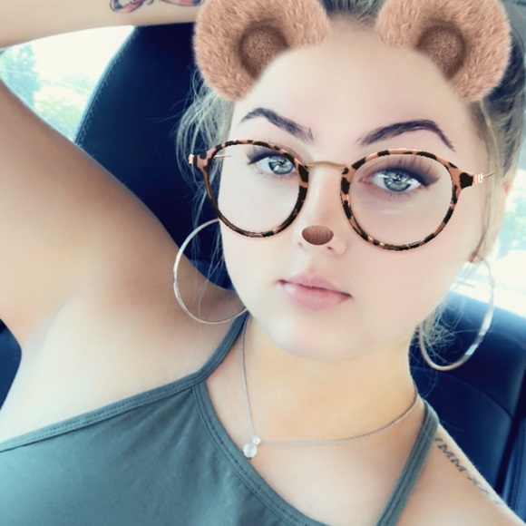 Profile Picture of Hannah Bates (@hannah_banana82) on Poshmark