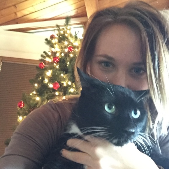 Profile Picture of Ashlee Hicks (@ahicks525) on Poshmark