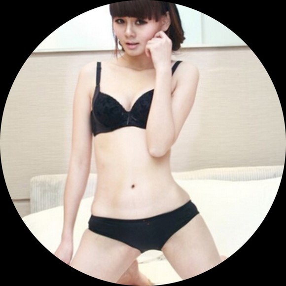 Profile Picture of Quỳnh lâm Khuất (@maddycarm60730) on Poshmark