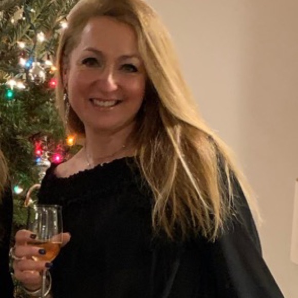 Profile Picture of Lana Aledort (@lanaaledort) on Poshmark