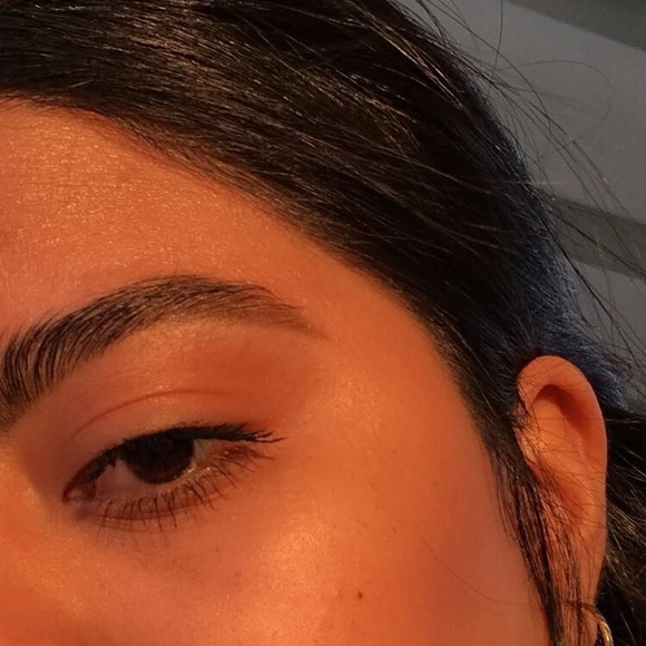 Profile Picture of Daniella Alvarez (@daniellaalv) on Poshmark